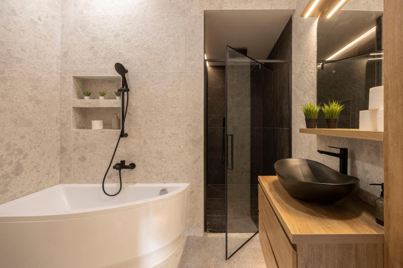 Luxurious & Spacious Central Residence With Balcony บูดาเปสต์ ภายนอก รูปภาพ