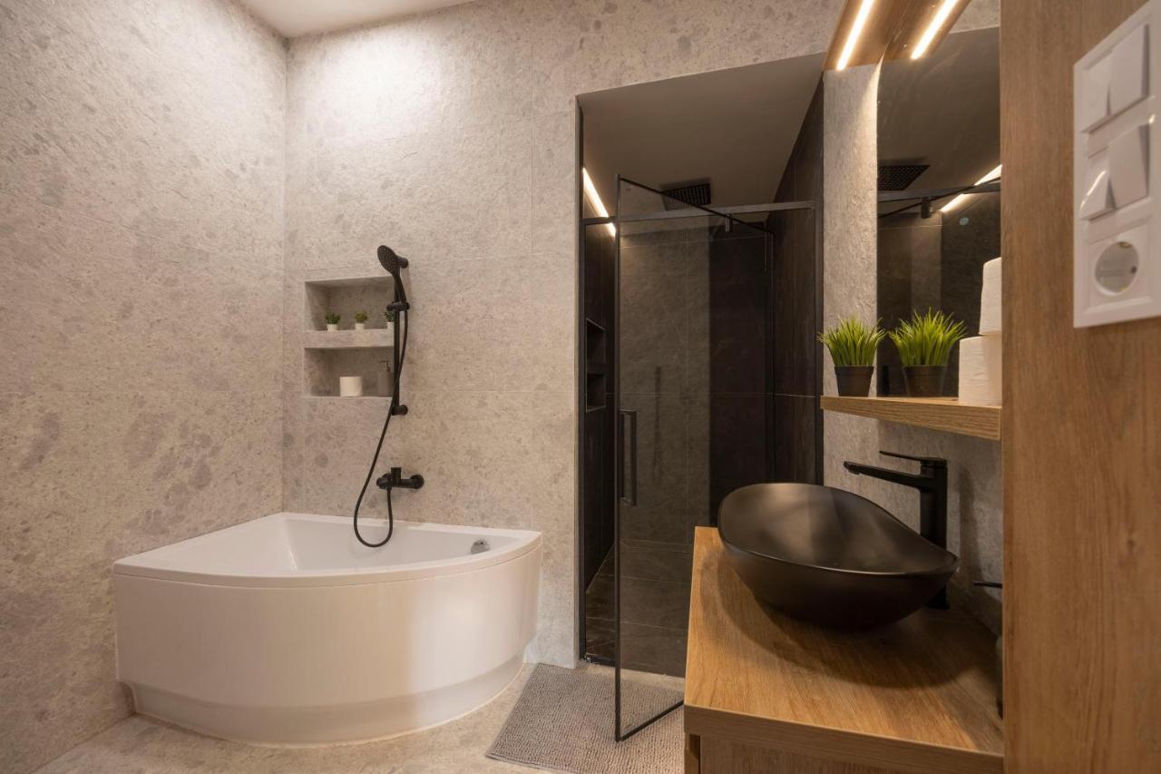 Luxurious & Spacious Central Residence With Balcony บูดาเปสต์ ภายนอก รูปภาพ
